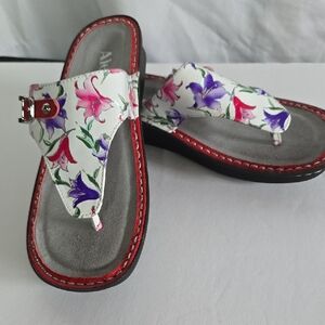 Alegria Vanessa Thong Sandal Shoes "Lily" Pattern Red Trim Beautiful Sz 7 (1082)